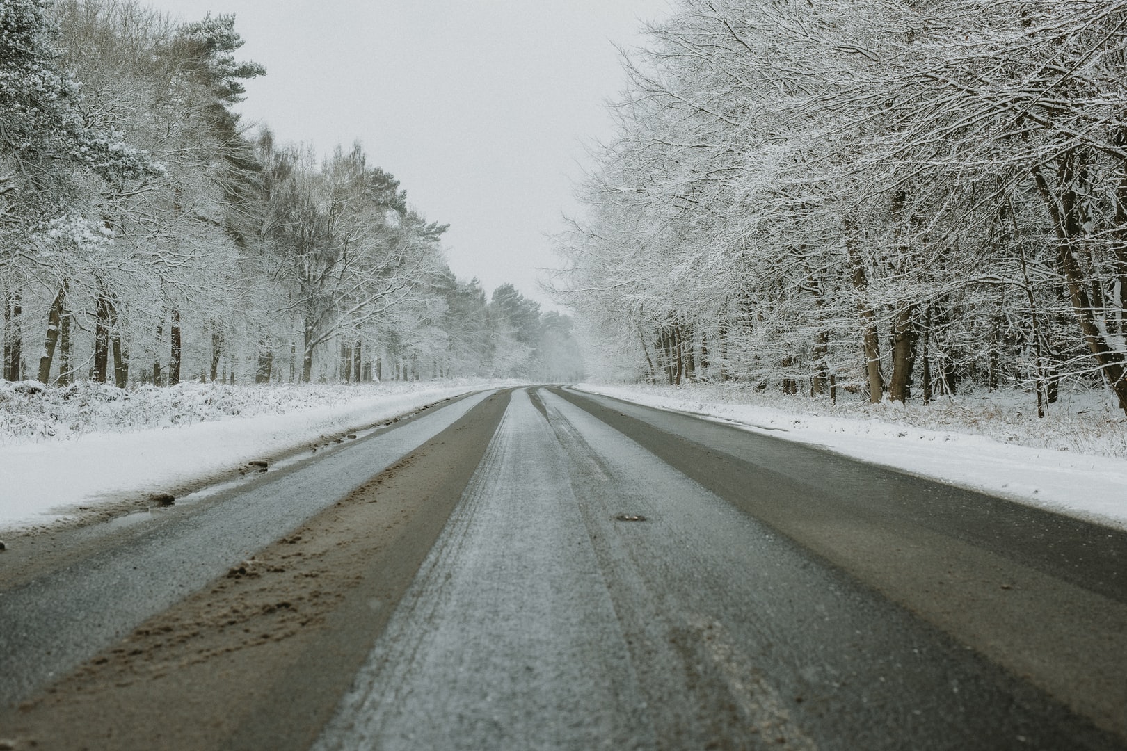 ICE & DUSTAWAY to bezpieczny preparat do utrzymania dróg, nie niszczy